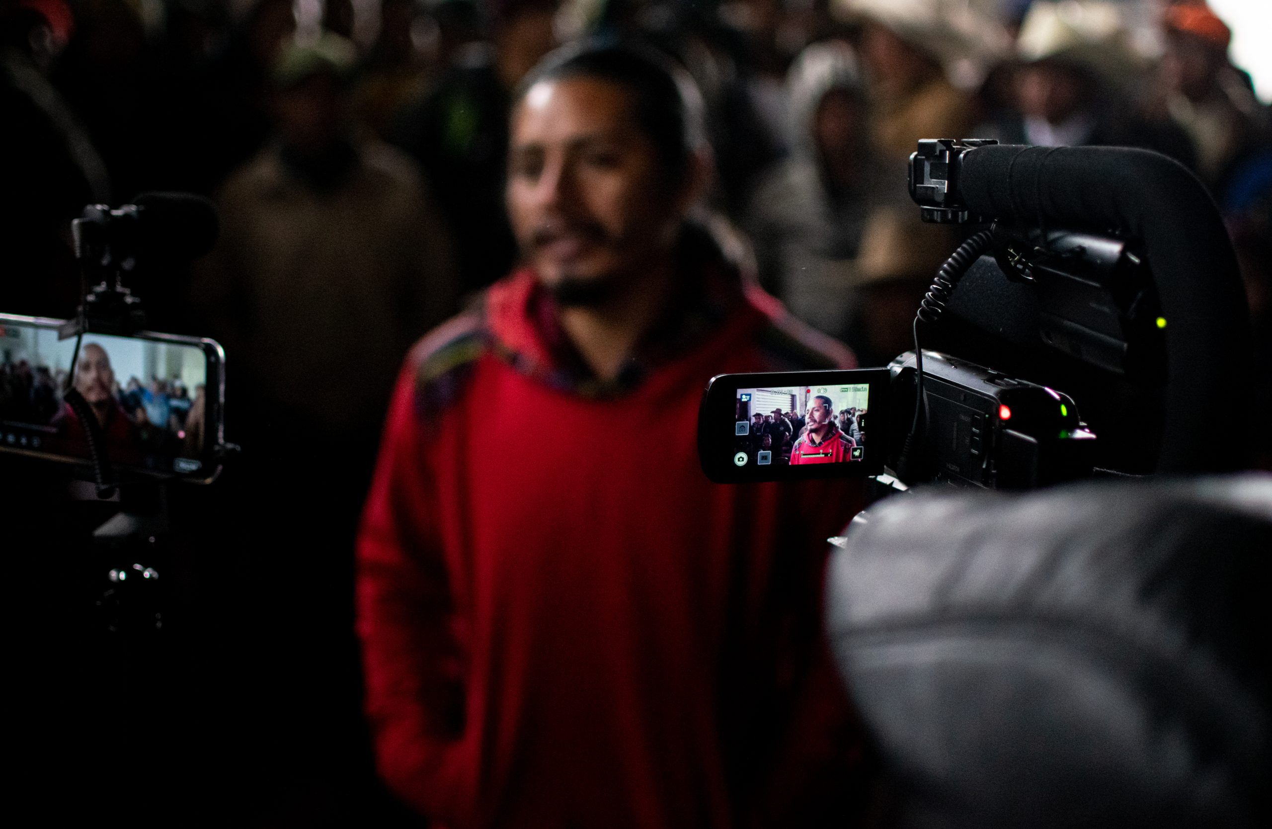 Periodistas de Prensa Comunitaria entrevistan a Francisco Lucas Pedro durante la parada en San Mateo Ixtatán, Huehuetenango.