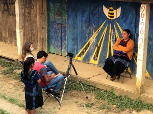 Observadoras de paz entrevistan a una representante de Las Abejas de Acteal, Chiapas, México. Foto: SweFOR México 2021