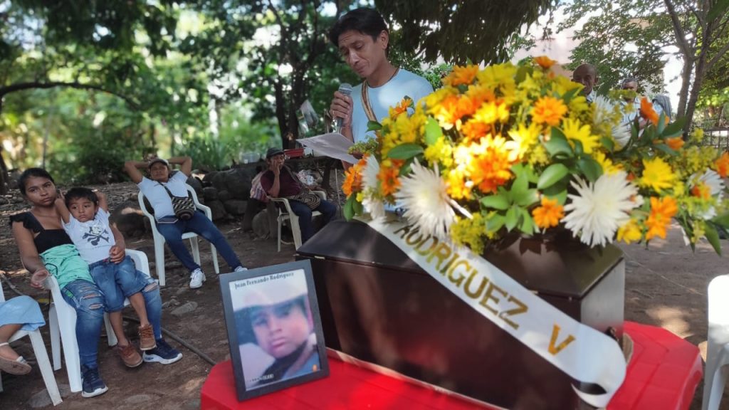 El líder kankuamo Eliécer Arias en la ceremonia de despedida de Juan Fernando.