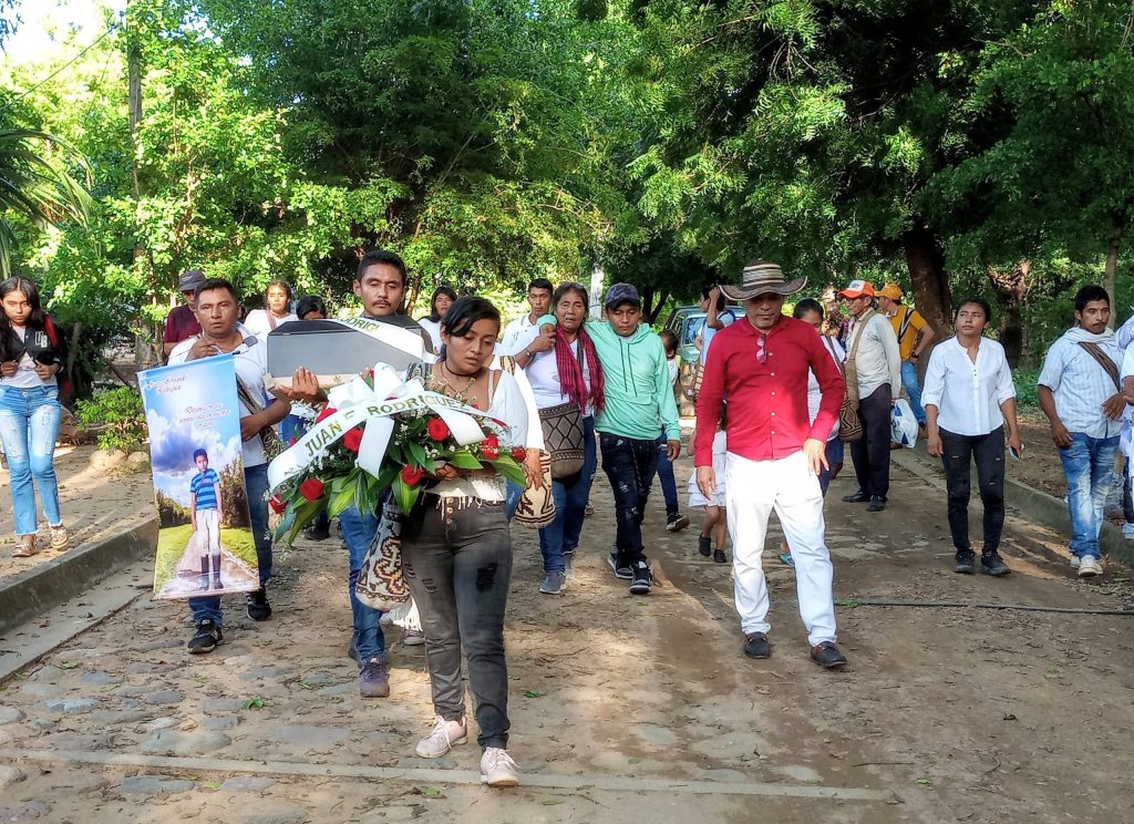 Procesión hacial el cementerio de Río Seco.